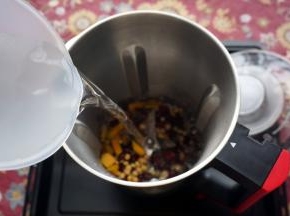 加入1200毫升的清水。