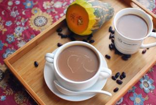 滤出豆浆饮用。