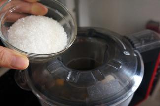 程序结束后加入60克砂糖，点动搅打30秒即可。