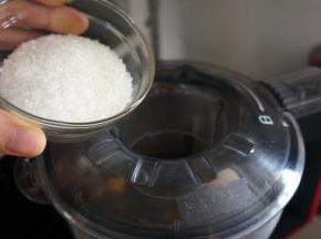 程序结束后加入60克砂糖，点动搅打30秒即可。