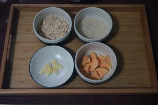 红薯洗净后去皮切丁，取40克。姜去皮后切片。