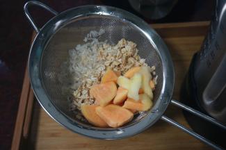 将大米，燕麦分别淘洗干净。