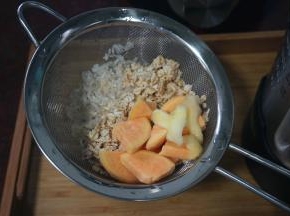 将大米，燕麦分别淘洗干净。