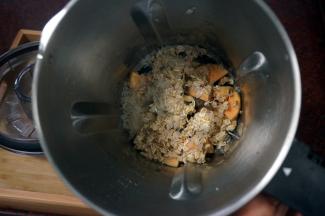 将上述食材同放入破壁机。