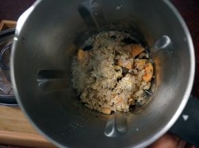 将上述食材同放入破壁机。