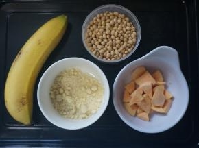 准备食材，其中红薯去皮切丁，黄豆用清水洗净备用。