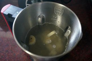 加入清水至1400毫升刻度处。