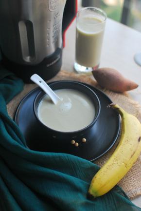 程序结束后，加入细砂糖，点动搅打30秒后，将豆浆滤出即可饮用。