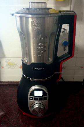 盖紧杯盖，选择豆浆程序，启动。