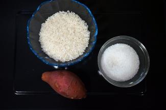 准备食材：红薯1个（65克）、大米100克、白砂糖50克。