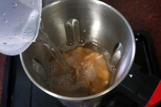 加入1000毫升清水。