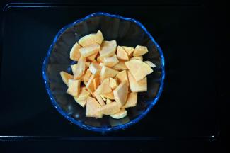 将红薯洗净后去皮切丁。