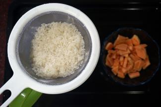 大米洗净后和红薯一同放入破壁机。