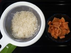 大米洗净后和红薯一同放入破壁机。