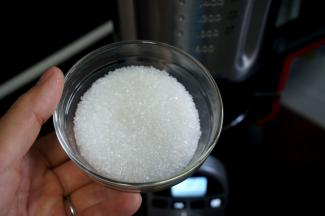 程序结束后加入50克砂糖，点动搅拌30秒至糖溶化即可倒出吃用。