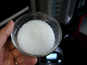程序结束后加入50克砂糖，点动搅拌30秒至糖溶化即可倒出吃用。