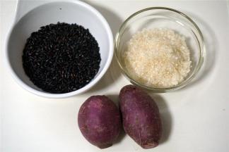 准备食材：黑米，砂糖，紫薯。