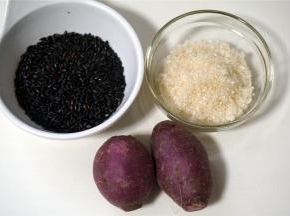 准备食材：黑米，砂糖，紫薯。