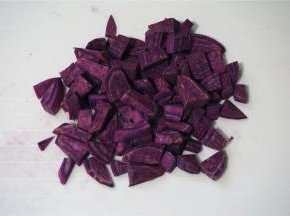紫薯去皮，切丁。