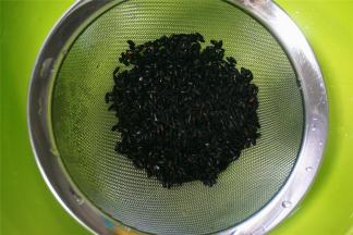 黑米用清水洗净，捞起。