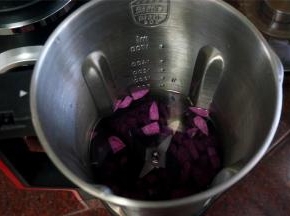 将除砂糖外的食材放入料理杯，加入清水至800毫升。