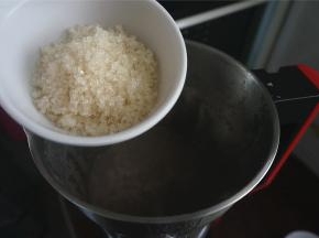 程序结束后，加入砂糖，再用点动程序搅打10秒至糖融化即可。