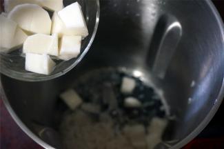 将除食盐外的食材放入料理机。