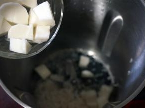 将除食盐外的食材放入料理机。