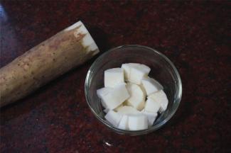 淮山去皮，切成小块，放入沸水中灼煮1分钟，捞起。