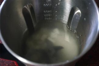 加入清水800毫升。