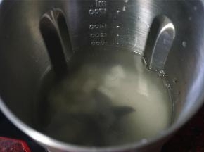 加入清水800毫升。