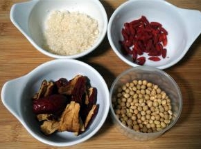 准备食材：黄豆50克，枸杞10克，去核红枣20克，砂糖50克。