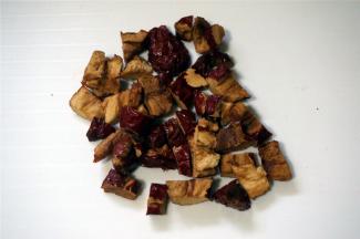 红枣切成小丁。