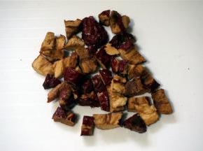 红枣切成小丁。