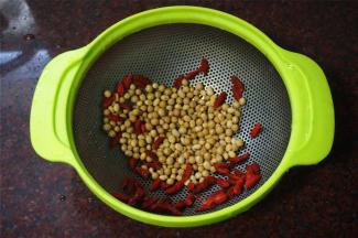 枸杞黄豆洗净沥干水备用。