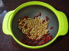 枸杞黄豆洗净沥干水备用。