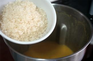 程序结束后加入砂糖，再用点动程序搅打10秒至糖溶解即可。