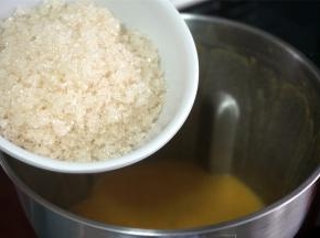 程序结束后加入砂糖，再用点动程序搅打10秒至糖溶解即可。