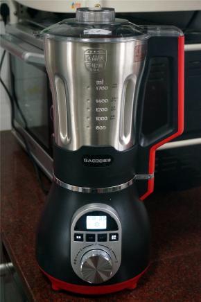 锁紧杯盖，选择豆浆程序，启动。