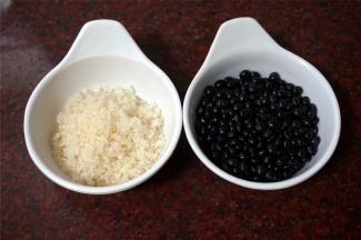 准备食材，黑豆100克，砂糖80克。