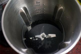 将食材放入破壁机，加入清水至1000毫升刻度处。