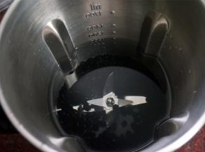 将食材放入破壁机，加入清水至1000毫升刻度处。