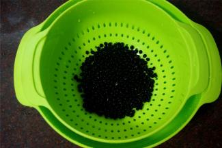 黑豆洗净，捞起备用。