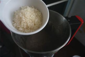 程序结束后，加入砂糖，再用点动程序搅打10秒至糖溶解即可。