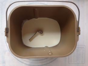 先做中种：将牛奶和淡奶油放进面包机桶