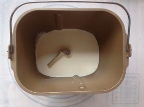 先做中种：将牛奶和淡奶油放进面包机桶