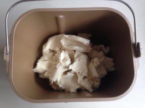 将发酵好的中种面团撕成小块放进面包桶内