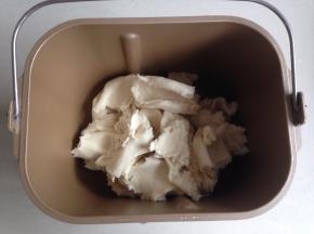 将发酵好的中种面团撕成小块放进面包桶内