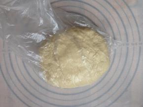 将和好的面团放进保鲜袋，压扁一点，预留空间，扎紧口袋，放冰箱冷藏17个小时