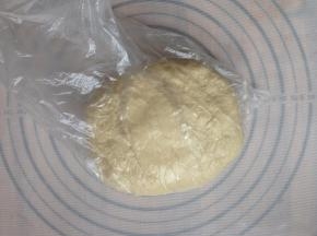 将和好的面团放进保鲜袋，压扁一点，预留空间，扎紧口袋，放冰箱冷藏17个小时